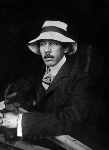 UNSPECIFIED - NOVEMBER 24: Alberto Santos-Dumont (1873-1932) Brazilian aviator, one of the pioneer of the aviation, here c. 1907 (Photo by Apic/Getty Images)