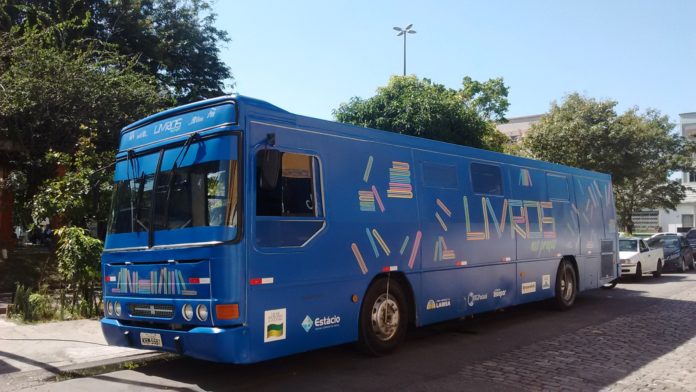 Ônibus do projeto Livro nas Praças. Créditos: Divulgação