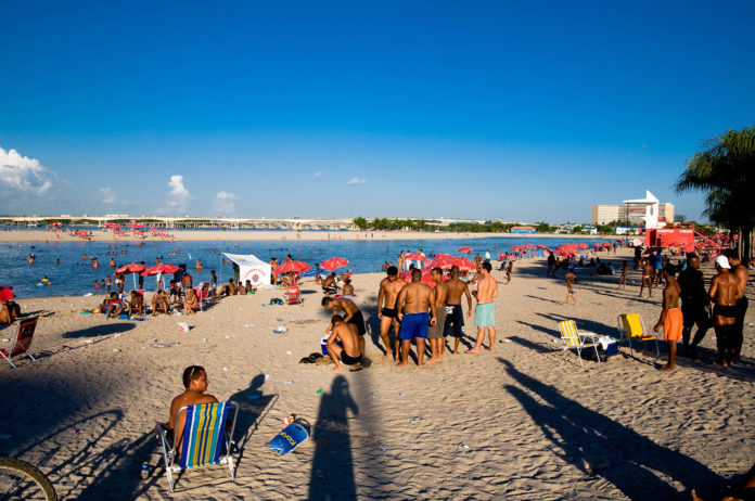 Banhistas no Piscinão de Ramos. Zona norte do Rio de Janeiro, Brasil. Créditos: Francisco Valdean 