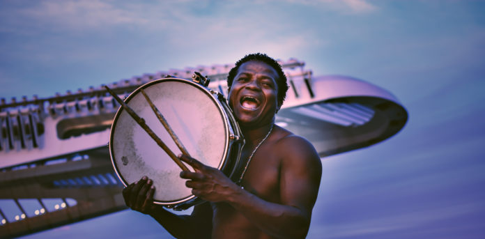 Bom dia aos companheiros. Hoje vou sair como todos os dias os fiz e montar minha bateria em alguma praça pública pela minha sobrevivência e pelo direito da dignidade da pessoa humana, sabendo que corro alto risco de ser preso, então fica aí os possiveis locais e horário que vou nesta luta pela sobrevivência e pela arte pública: 14 hs Cinelândia / e ou Largo do Machado. Fiquem atentos.