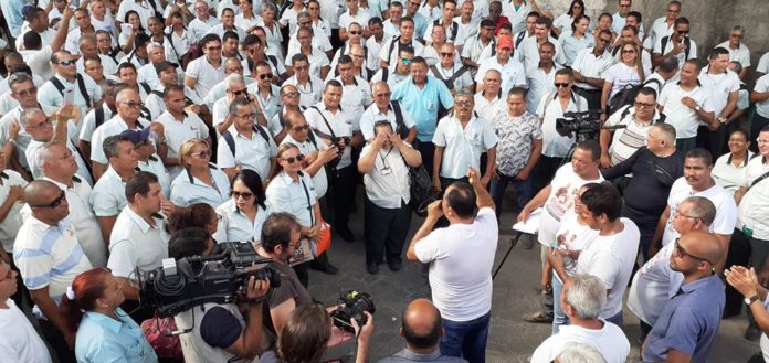 Motoristas e cobradores de ônibus em frente à garagem da empresa Metropolitana. Imagem: Sindicato dos Rodoviários do Recife e RMR.