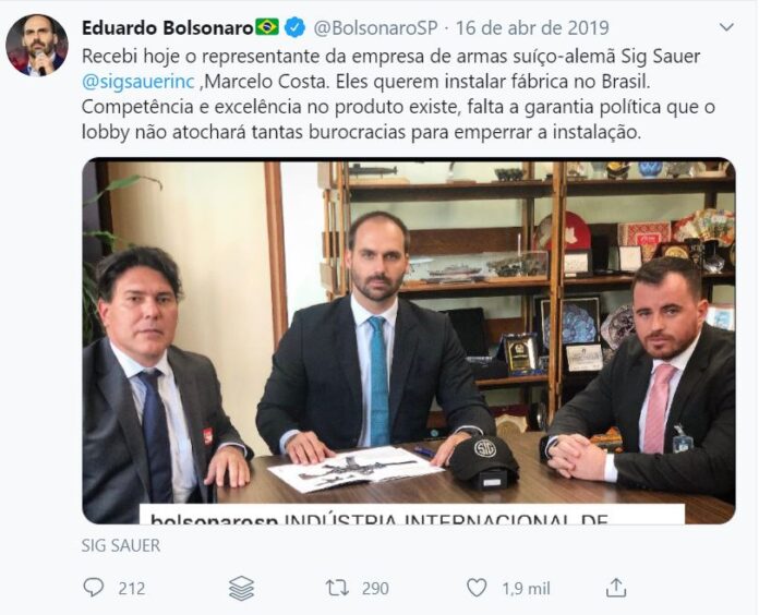 Eduardo com armeiros no Twitter - Reprodução