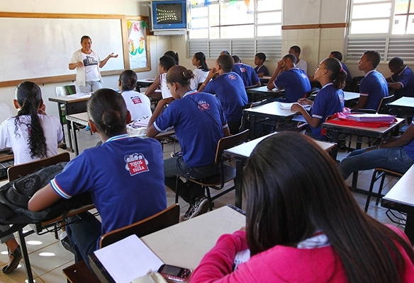 Aulas de uma das principais escolas públicas de Salvador são