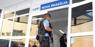 Complexo do Alemão tem intenso tiroteio após ataque de criminosos à base da UPP Nova Brasília - Foto: Vanderlei Almeida - AFP