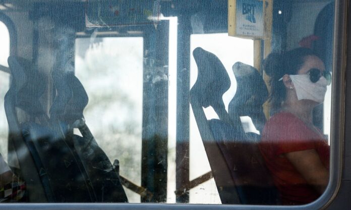 Falta de transporte e medo de contrair Covid-19 fazemmulheres gastarem mais em mobilidade. Foto: Fernando Frazão / Agência Brasil