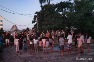 Banda francesa Dzaritmik em apresentação no Morro dos Prazeres. (Foto: Jacson Lima).