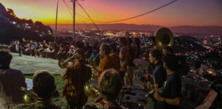 Banda francesa Dzaritmik em apresentação no Morro dos Prazeres. (Foto: Jacson Lima).