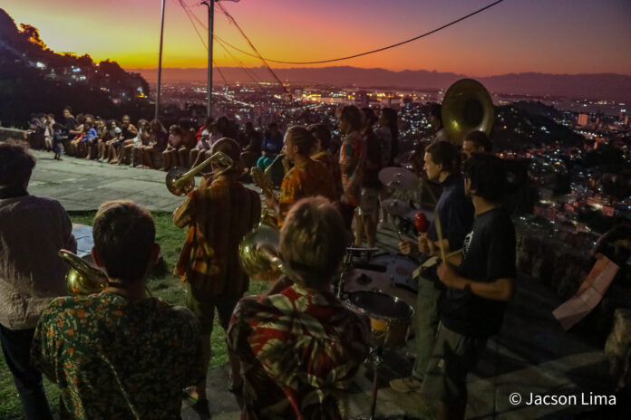 Banda francesa Dzaritmik em apresentação no Morro dos Prazeres. (Foto: Jacson Lima).