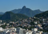 Favela da Babilônia e Chapéu Mangueira com o Cristo Redentor ao fundo (Foto: Jorge Castro Henriques).