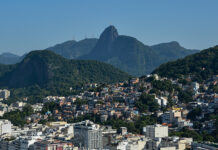 Favela da Babilônia e Chapéu Mangueira com o Cristo Redentor ao fundo (Foto: Jorge Castro Henriques).