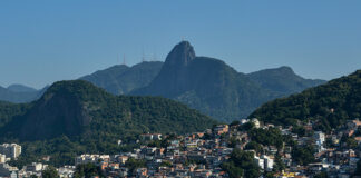 Favela da Babilônia e Chapéu Mangueira com o Cristo Redentor ao fundo (Foto: Jorge Castro Henriques).