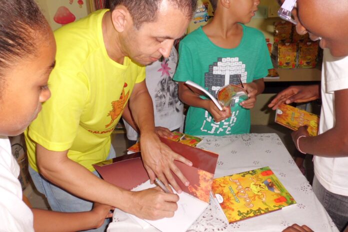 Valdeck Almeida no lançamento do livro "Abre a Boca, Calabar", em 2013. Arquivo pessoal